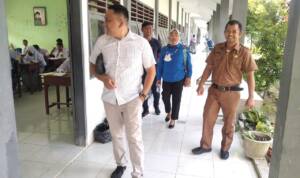 Foto : Kepala Sekolah SMA Negri 6 Binjai bersama Ketua SMSI Binjai-Langkat Siswanto Ihsan SE didampingi Penasihat SMSI Binjai -Langkat Bunda Linda Herdiana Br Sitompul dan Ketua Komite Perdy Yupa, diabadiakn saat meninjau lokasi kawasan Sport Center. (tabloidpolmaspoldasu.com/Ist)