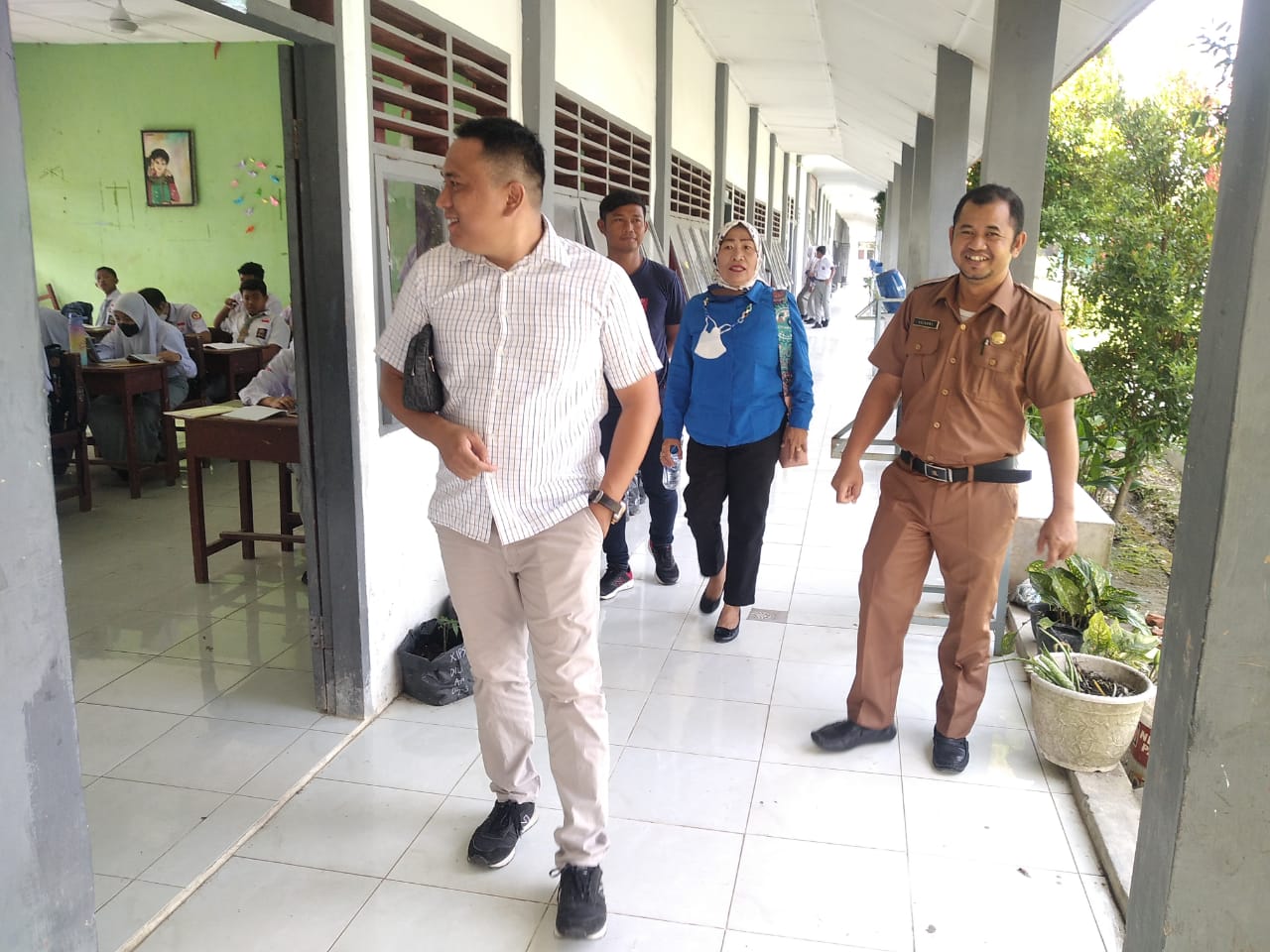 Foto : Kepala Sekolah SMA Negri 6 Binjai bersama Ketua SMSI Binjai-Langkat Siswanto Ihsan SE didampingi Penasihat SMSI Binjai -Langkat Bunda Linda Herdiana Br Sitompul dan Ketua Komite Perdy Yupa, diabadiakn saat meninjau lokasi kawasan Sport Center. (tabloidpolmaspoldasu.com/Ist)
