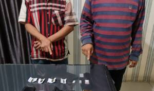 Foto : Pelaku dan barang bukti saat di amankan di Satresnarkoba Polres Tanah Karo Selasa (18/10-2022)