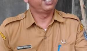 Foto : Amas Mansyur Kadis DLH diabadikan saat meninjau lokasi Bank sampah, (18/10/2022). (tabloidpolmaspoldasu.com/Ist)