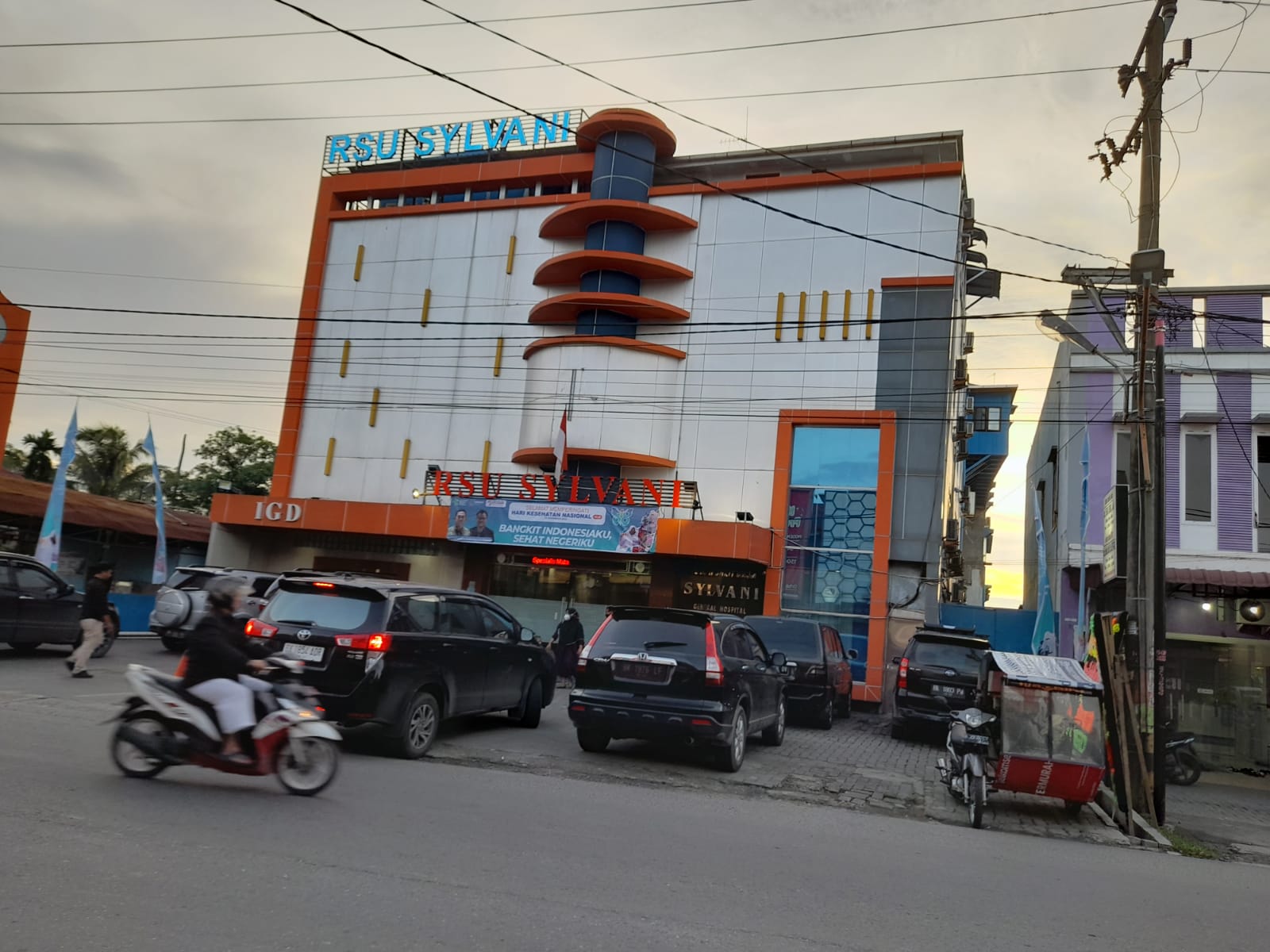 Teks. Foto : RSU. Silvani Jl. Perintis Kemerdekaan, Kel. Pahlawan, Kec. Binjai Utara, Prov.sumatra Utara.