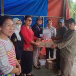 Foto: Plt Kadis Kesehatan Langkat, dr Juliana bersama jajaran menyerahkan bantuan tambahan obat-obatan dan BMHP, kepada Camat Sirapit Muliani Br Sembiring dan jajarannya, kemudian diserahkan ke Puskesmas Sirapit. (tabloidpolmaspoldasu.com/Ist)