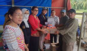 Foto: Plt Kadis Kesehatan Langkat, dr Juliana bersama jajaran menyerahkan bantuan tambahan obat-obatan dan BMHP, kepada Camat Sirapit Muliani Br Sembiring dan jajarannya, kemudian diserahkan ke Puskesmas Sirapit. (tabloidpolmaspoldasu.com/Ist)
