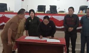 Ketua DPRD di Saksikan Bupati pada Saad penanda tangan pengesahan APBD 2023