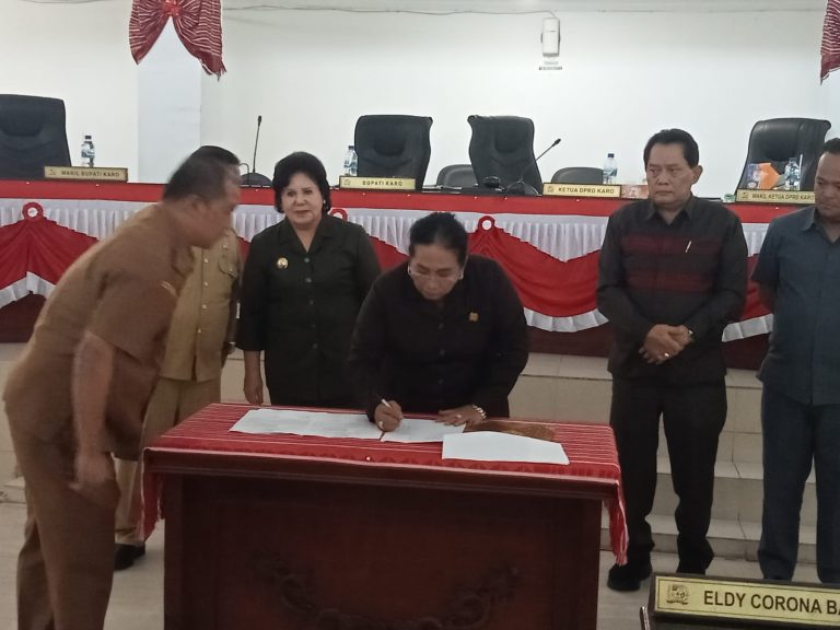 Ketua DPRD di Saksikan Bupati pada Saad penanda tangan pengesahan APBD 2023