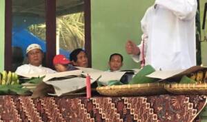 Foto: Adin Zaini Sembiring mekai sorban putih saat diabadikan. (tabloidpolmaspoldasu.com)