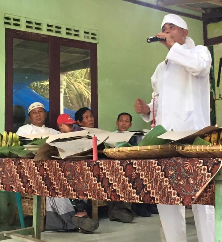 Foto: Adin Zaini Sembiring mekai sorban putih saat diabadikan. (tabloidpolmaspoldasu.com)