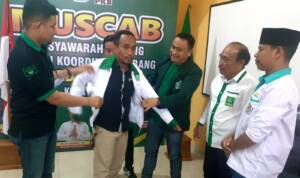 Teks. Foto: Wakil Ketua DPW PKB Sumut Drs Syaiful Syafri MM yang didampingi Wakil Ketua DPC PKB Binjai Abdillah Husni, S.Pd dan Sekretaris Ferdy Yupa, Ketua Garda Bangsa Samy, pada acara silaturahmi dengan pengurus DPC dan DPAC serta Garda Bangsa Kota Binjai dan perwakilan Bacaleg PKB Kota Binjai.(tabloidpolmaspoldasu.com/Ist)