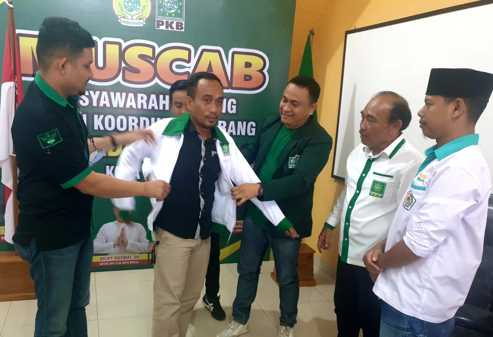 Teks. Foto: Wakil Ketua DPW PKB Sumut Drs Syaiful Syafri MM yang didampingi Wakil Ketua DPC PKB Binjai Abdillah Husni, S.Pd dan Sekretaris Ferdy Yupa, Ketua Garda Bangsa Samy, pada acara silaturahmi dengan pengurus DPC dan DPAC serta Garda Bangsa Kota Binjai dan perwakilan Bacaleg PKB Kota Binjai.(tabloidpolmaspoldasu.com/Ist)