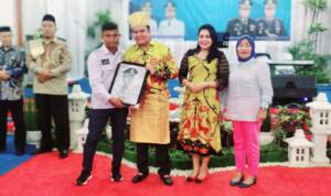 Foto: AKBP Ferio Sano Ginting SIK, MH diabadikan saat menerima apresiasi dan lukisan kenang-kenangan dari Ketua SMSI Siswanto Ihsan SE didampingi penasihat Linda Herdiana Br Sitompul, (11/1/2023). (tabloidpolmaspoldasu.com/Ist)