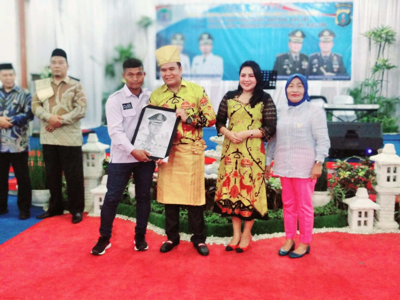 Foto: AKBP Ferio Sano Ginting SIK, MH diabadikan saat menerima apresiasi dan lukisan kenang-kenangan dari Ketua SMSI Siswanto Ihsan SE didampingi penasihat Linda Herdiana Br Sitompul, (11/1/2023). (tabloidpolmaspoldasu.com/Ist)