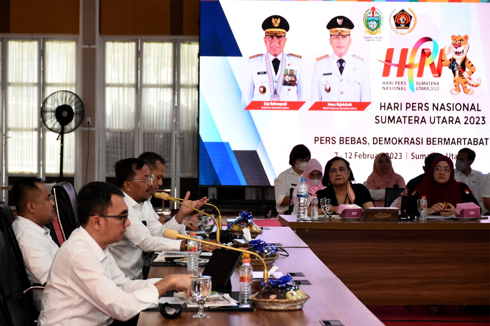 Foto : RAPAT PERSIAPAN HARI PERS NASIONAL 2023.  Kepala Dinas Komunikasi dan Informatika (Kominfo) Provinsi Sumatera Utara (Sumut) Ilyas Sitorus yang juga sekretaris umum Hari Pers Nasional (HPN) 2023, bersama Kepala Dinas Penanaman Modal dan PTSP Provinsi Sumut Faisal Arif Nasution Selaku Ketua III HPN 2023, serta Ketua Persatuan Wartawan Indonesia (PWI) Sumut Farianda Putra Sinik, melakukan rapat koordinasi penyelenggaraan HPN 2023 bersama para perwakilan OPD dilingkungan Pemprov Sumut, Kabupaten Deliserdang, pimpinan BUMD Sumut, serta pimpinan media cetak dan elektronik, di Aula Tengku Ruizal Nurdin, Rabu Sore (11/01).