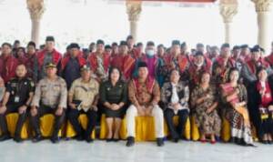 Foto : Bupati Karo, dan Forkopimda, foto bersama petugas PPS yang dilantik. 