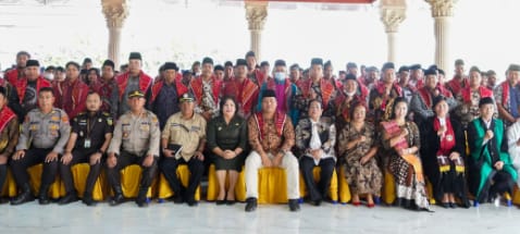 Foto : Bupati Karo, dan Forkopimda, foto bersama petugas PPS yang dilantik. 