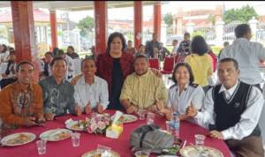 Foto : Bupati Karo, Cory S Sebayang berfoto bersama jajaran para Pelayan Hamba Tuhan, dari DPD Bamagnas, DPC API. Gereja Bala Keselamatan, dan Pelayan Gereja GBI. (Dok)
