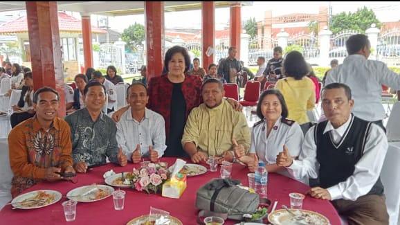 Foto : Bupati Karo, Cory S Sebayang berfoto bersama jajaran para Pelayan Hamba Tuhan, dari DPD Bamagnas, DPC API. Gereja Bala Keselamatan, dan Pelayan Gereja GBI. (Dok)