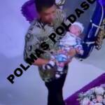 Foto : H. Menggendong putranya