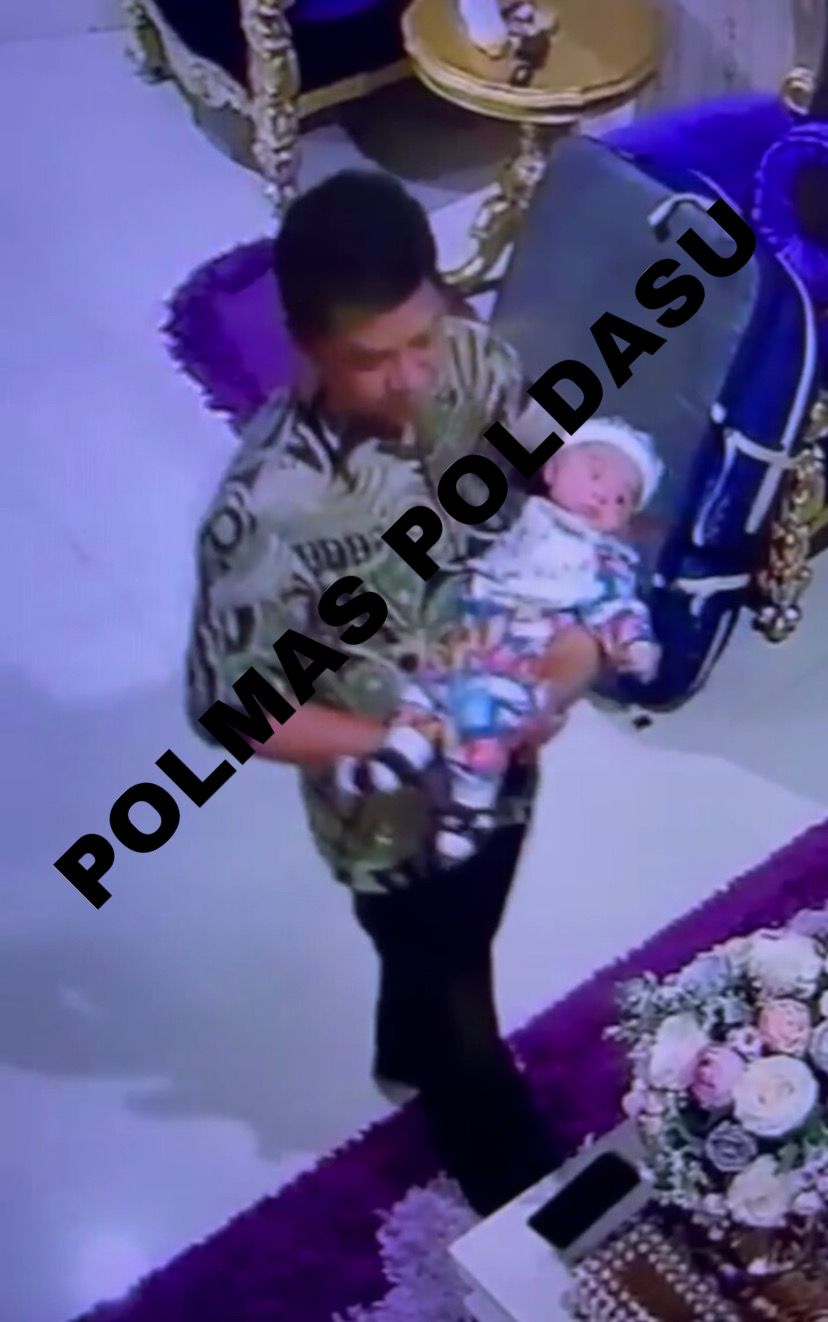 Foto : H. Menggendong putranya