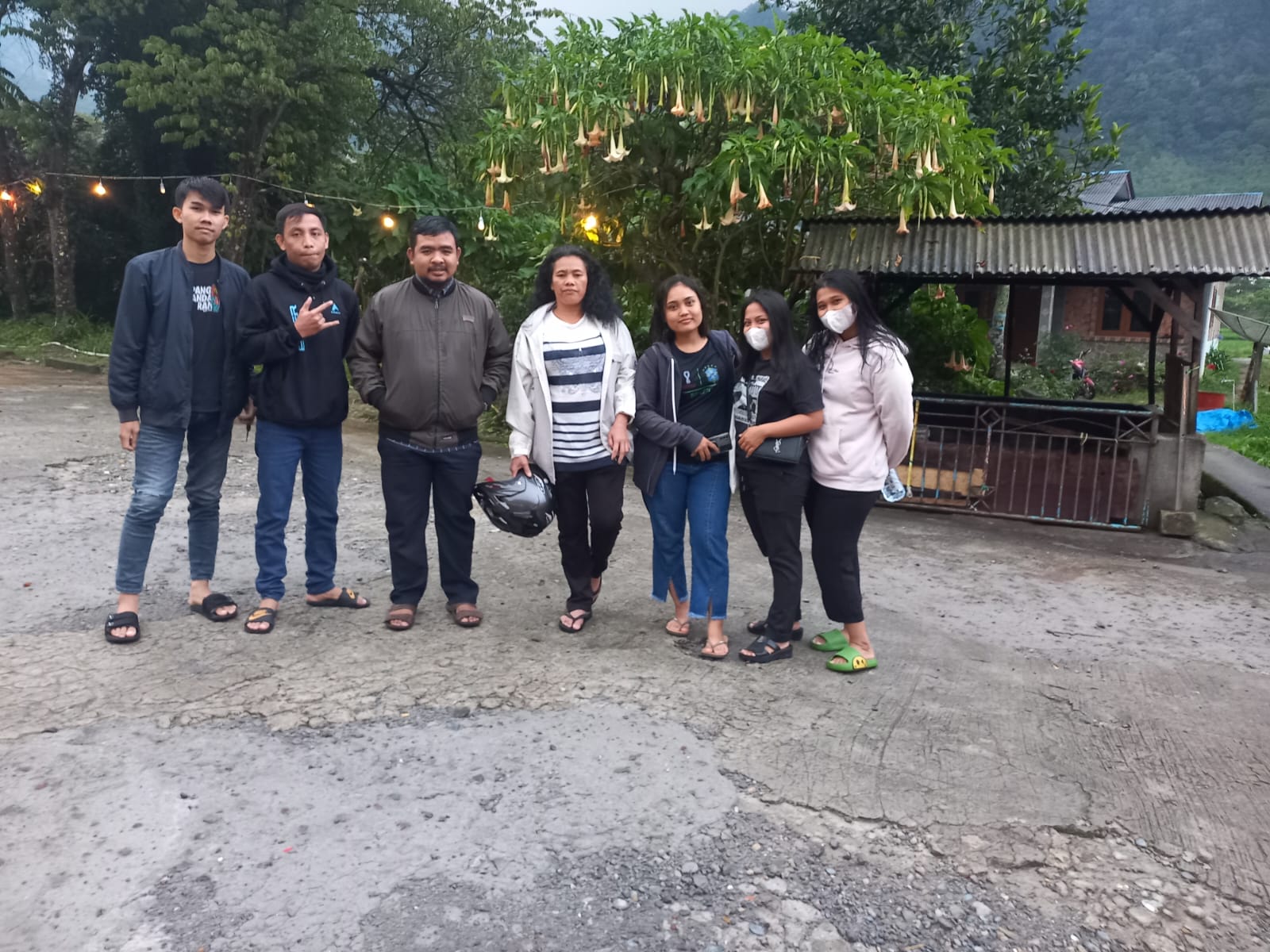 Rendi dan rekan2nya di Pungli saat memasuki Air Panas Alam Sibayak Raja Berneh Rp 20000/satu Unit Sepeda Motor Rabu (29/3-2023)