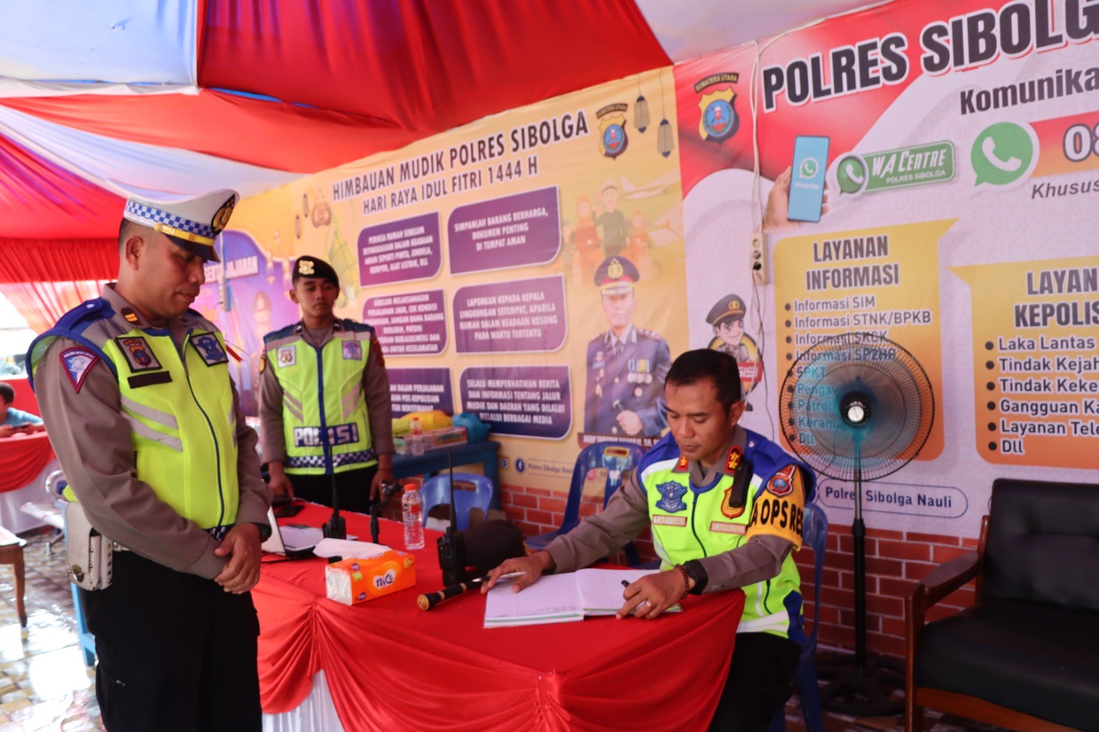 * Kapolres Sibolga Sidak Pos-Pos Pengamanan Jelang Hari Raya Idul Fitri 1444 H di Kota Sibolga * Pastikan Kesiapan Pengamanan, Kapolres Mendadak Cek Pos-Pos Pengamanan di Kota Sibolga