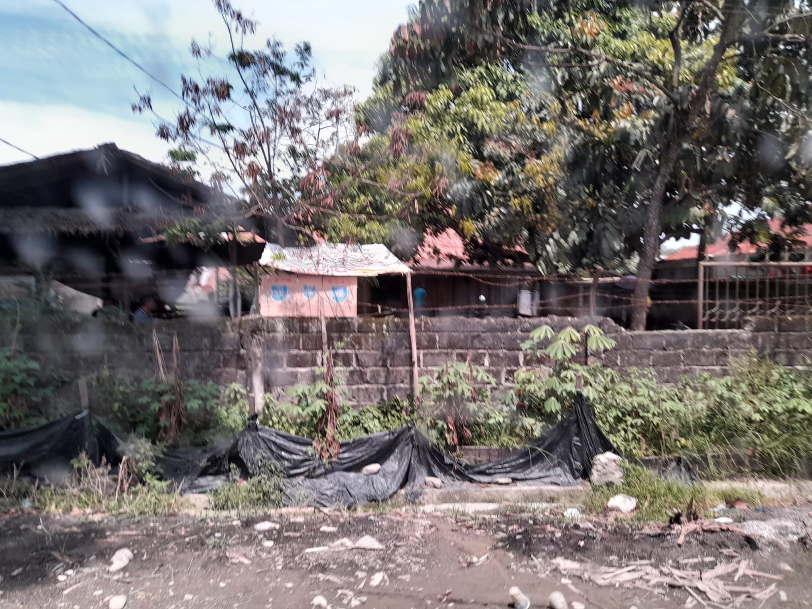 Foto: Lokasi diduga barak judi milik Inisial A saat diabadikan. (tabloidpolmaspoldasu.id/SIS)