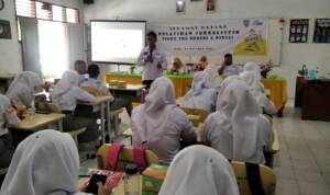 Foto: Keluarga Besar SMSI Binjai-Langkat beserta narasumber pelatihan Jurnalistik didampingi Kepsek SMAN 6 Binjai serta Siswa maupun Siswi saat diabadikan, Rabu (4/10/2023)