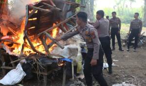 personel-satgas-gakkum-narkoba-polda-sumut-saat-membakar-bar-pvbk